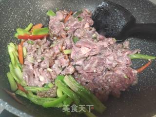 青椒芹菜炒牛肉的做法步调：3