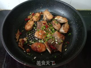 喷鼻辣鱼尾的做法步调：10