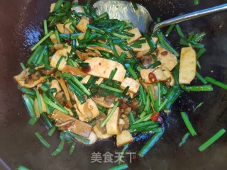 韭菜炒喷鼻香
干的做法步伐
：14