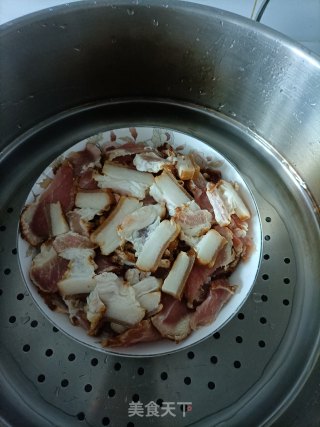 喷鼻菇蒸腊肉的做法步调：8