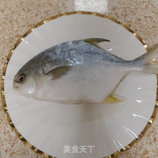 白烧鲳鱼的做法步调：1