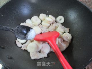 五花肉炒荸荠的做法步调：7