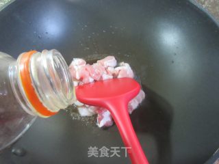 五花肉炒荸荠的做法步调：3