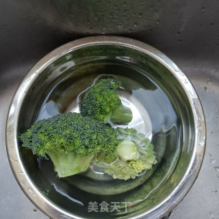 西兰花拌酱护心肉的做法步调：1