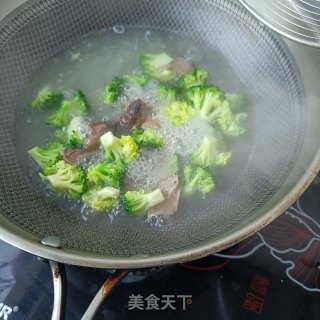 西兰花拌酱护心肉的做法步调：9
