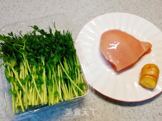 春季必吃加肥好食，豌豆苗炒鸡丝的做法步调：1