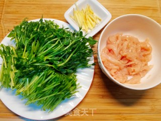 春季必吃加肥好食，豌豆苗炒鸡丝的做法步调：4