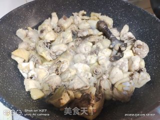 胡萝卜烧鸡肉的做法步调：3