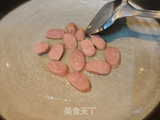 腊肠炒喷鼻干的做法步调：4