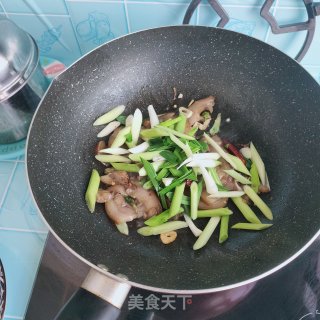 猪头肉炒蒜苗的做法步调：5