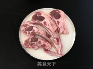 喷鼻煎羊排的做法步调：1