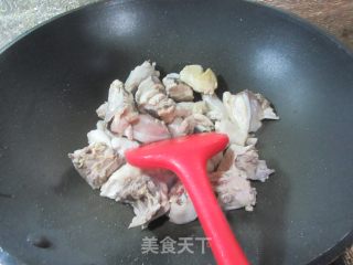黄焖鸡的做法步调：2