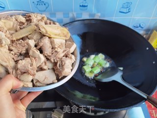 小鸡炖蘑菇的做法步调：16