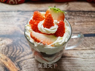 奥利奥草莓奶油酸奶杯的做法步调：11