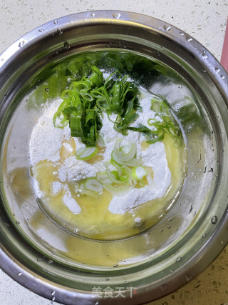葱花油酥饼的做法步调：2