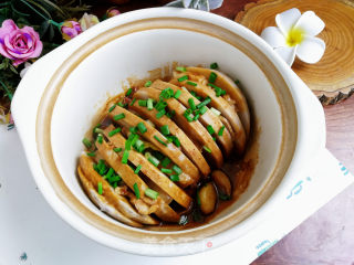 五花肉喷鼻芋煲的做法步调：11
