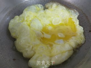 香肠炒韭菜鸡蛋的做法步调：2