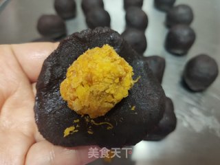 蛋黄酥的做法步调：11