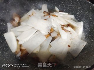 五花肉烧萝卜的做法步调：4