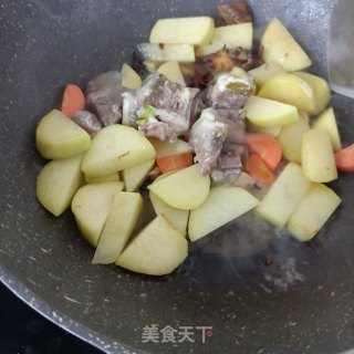 土豆烧牛腩的做法步调：7