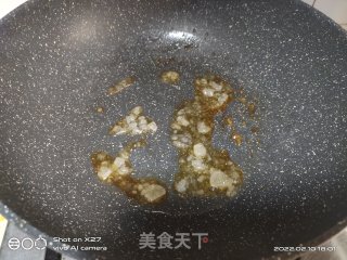 油豆腐焖五花肉的做法步调：1