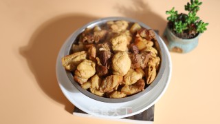 油豆腐焖五花肉的做法步调：10