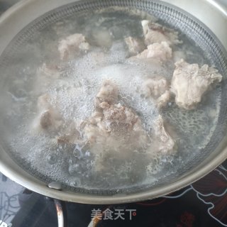 莲藕海参炖排骨的做法步调：2