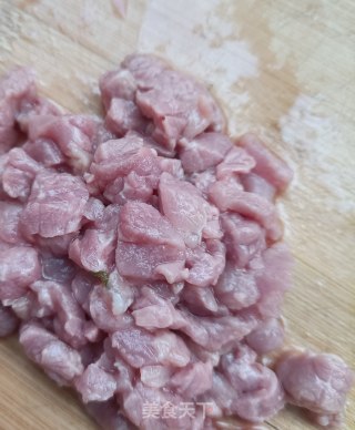 肉丁韭菜挨卤里的做法步调：4