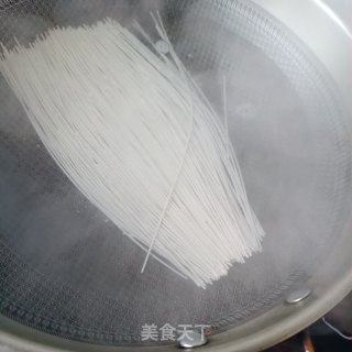 肉丁韭菜挨卤里的做法步调：1
