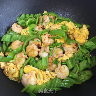 虾仁炒鸡蛋青椒的做法步调：6