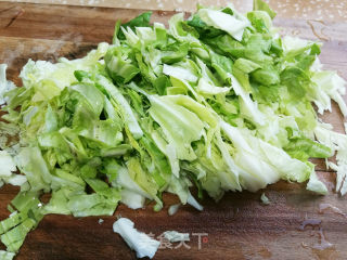 肉丝包心菜炒年糕的做法步调：3