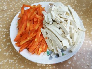 肉丝包心菜炒年糕的做法步调：4