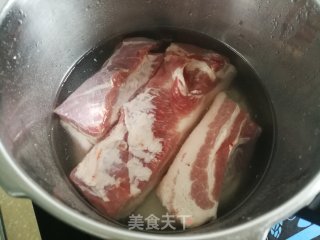 干锅花菜五花肉的做法步调：1