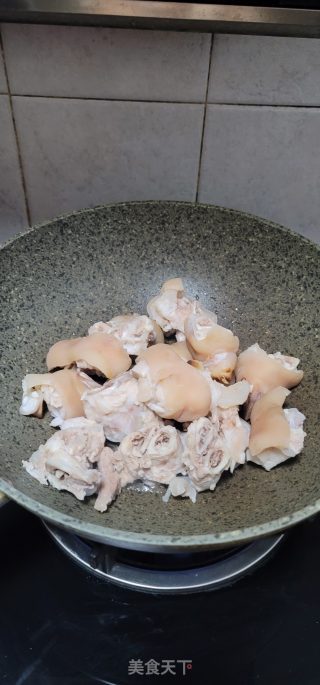 收菜蚝豉焖猪脚的做法步调：2