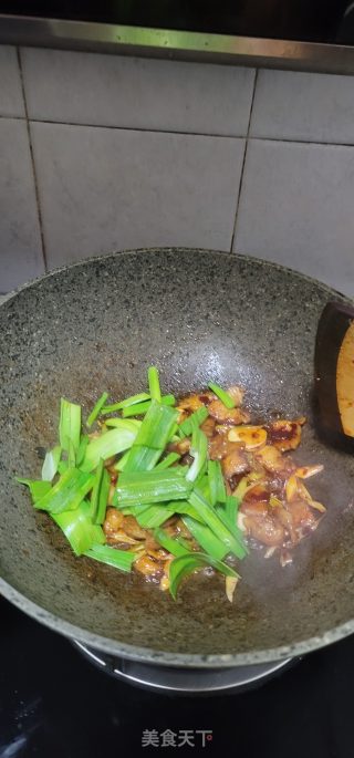 蒜苗炒五花肉的做法步调：10