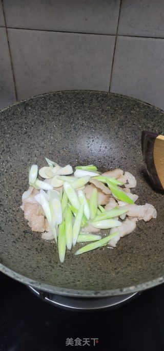 蒜苗炒五花肉的做法步调：6
