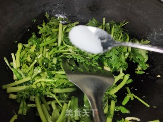 浑炒茼蒿的做法步调：5