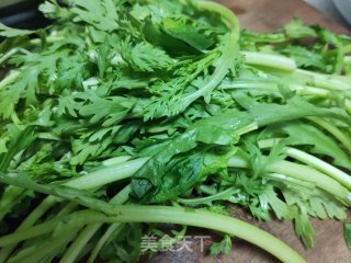 浑炒茼蒿的做法步调：1