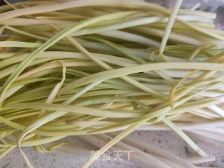 蒜黄海陈菇炒鸡蛋的做法步调：1