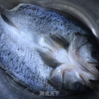 盐煎海鲈鱼的做法步调：1
