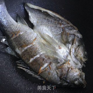 盐煎海鲈鱼的做法步调：8