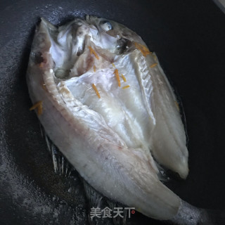 盐煎海鲈鱼的做法步调：7