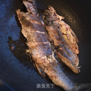 盐煎海鲈鱼的做法步调：11