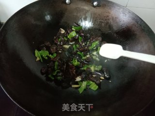青椒木耳炒鸡蛋的做法步调：6