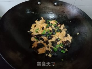 青椒木耳炒鸡蛋的做法步调：7