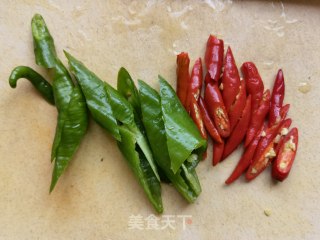 青白椒鸡蛋炒扇贝肉的做法步调：1