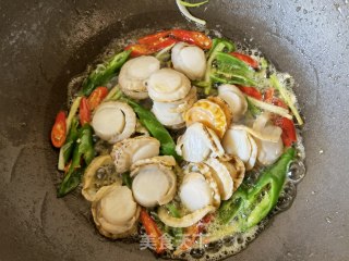 青白椒鸡蛋炒扇贝肉的做法步调：9