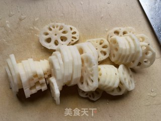 青白椒姜米拌莲藕的做法步调：1