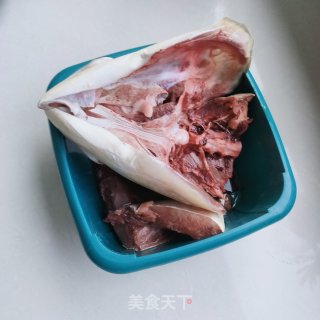 酱烧鲅鱼头的做法步调：1