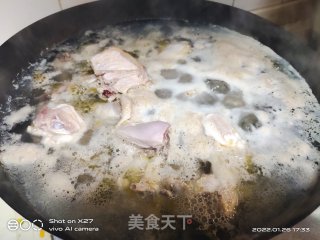 喷鼻菇炖故乡的做法步调：1